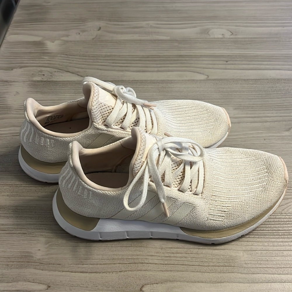 Women’s Adidas Swift tennis shoes